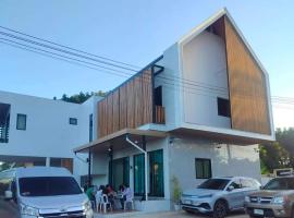 Ban Dong Bang में บ้านหมอพีท (วิวน้ำ), पार्किंग वाला होटल