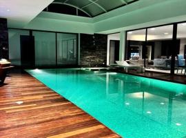 Luxury villa with a heated indoor pool and direct access to the beach, cabaña o casa de campo en Nabeul