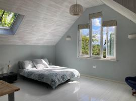 Bright, airy Annex in village with stunning views, ξενοδοχείο σε Stroud