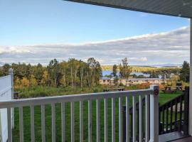 Cute Lower Level Cedar Lodge Room with Balcony & Lake Views!, hotel i Laconia