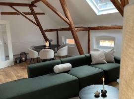 Urige Dachgeschosswohnung, liebevoll renoviert، فندق مع موقف سيارات في أورزيغ