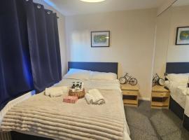 Viesnīca Double bedroom located close to Manchester Airport pilsētā Vītenšo