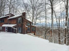 5 Star Gorgeous Cliffside Chalet w Panoramic Views, hotel em Tannersville