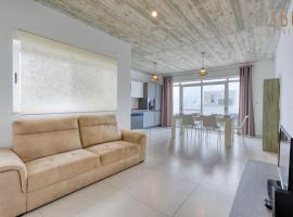 A fully equipped 3BR penthouse with large terrace by 360 Estates, hotel with parking in Il-Gżira