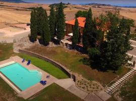 Villa Borgo del Silenzio with private pool, 5 apartments، فندق في Fattoria Spedaletto