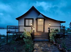 Sam's Country Ranch - Lake House with private Jacuzzi at Igatpuri, hotel med pool i Nashik