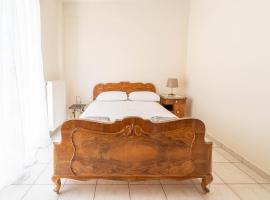 Vintage Family Comfort By Greece Apartment, hotel with parking in Aigio