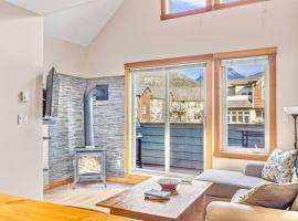 Canmore Mountain view loft apartment heated outdoor pool โรงแรมในแคนมอร์