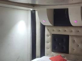 S R HOTEL & RESTAURANT, hotel cerca de Aeropuerto internacional Chaudhary Charan Singh - LKO, Lucknow