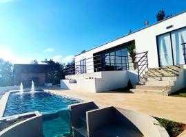 Hermosa Villa con piscina, отель в городе Ла-Фуэнте