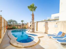 3 Bedroom Holiday Home with Large Private Pool and Views, hotel en Xewkija