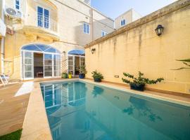 Qronfla Holiday Home with Private Pool in Island of Gozo, hotel in Żebbuġ