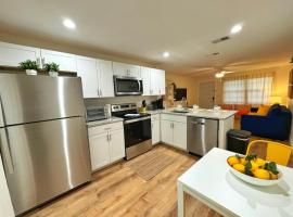 *NEW* Gorgeous Sunshine - 2BD/1BA - Private Fenced Backyard!, hotel in Port Orange