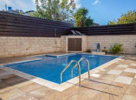 Luxury 5BR Private Villa with Pool - Chloraka, hotell i Khlorakas