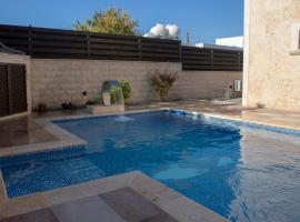 Luxury 5BR Private Villa with Pool - Chloraka, Hotel in Chlorakas