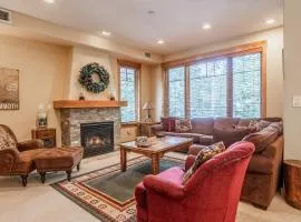 Upscale 4 Bed, 3 Bath at the Woodwinds with Amazing Mountain Views and Golf Course Access and private hot tub and garage sleeps 10