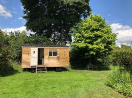 The Old Vicarage Shepherd's Hut, hotel with parking in Stroud