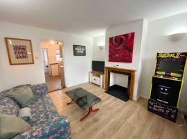 Essex 2-Bed House nr Stanstead with Arcade Machine, מלון בבריינטרי