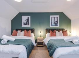 Beautiful Stoke Home Sleeps 10 by PureStay Short Lets, hotel s parkiriščem v mestu Stoke on Trent