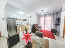 Bem no CENTRO com cozinha completa, varanda e garagem, отель в городе Посус-ди-Калдас