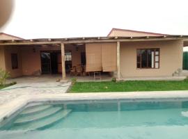 Casa de campo con piscina en chincha，Ronceros Bajo的Villa