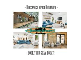 Buccaneer Bungalow on Amelia Isle!, хотел в Фернандина Бийч