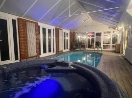 Broadway Pool House with Sauna & Jacuzzi