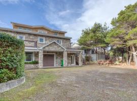 Land of the Sea Luxury, luxury hotel in Cloverdale