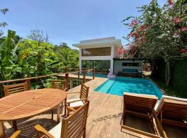 Casa com Piscina, 3 Suites, sala de estar e cozinha completa