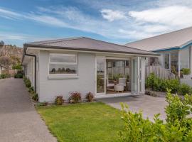 Charming Waterfront Retreat, cheap hotel in Christchurch
