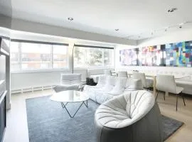 Fasching Haus Unit 7, Luxury Condo with Designer Decor, Ideal Location, Common Pool & Hot Tub