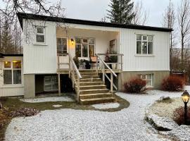 Large villa with hot tub and sauna, hotel i Mosfellsbær