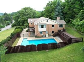 Modern and Accessible 5 Bedroom Home in Wexford/Pittsburgh with Private Pool, hotel with parking in Wexford