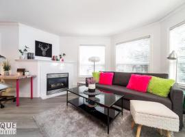 The Neon Palace - KingBed - Fireplace - Netflix - UG Park, serviced apartment sa Edmonton