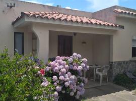 Piriápolis a 4 cuadras de playa,"Las Hortensias", cabaña o casa de campo en Piriápolis