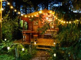 Fancy Fireflies Cabin, hotel sa Hayward