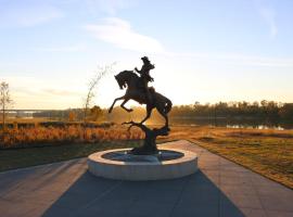 Old Fort Loft King & Queen suites nearest accomodation to Marshals Museum power your EV for free! โรงแรมในฟอร์ตสมิธ