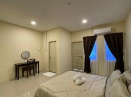 Four Rooms Homstay 'A' With Wifi And Smart TV in Wakaf Tapai, vilă din Wakaf Tapai