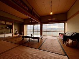住み開き宿 鶴島邸 Tsurushima stay, habitació en una casa particular a Hagi