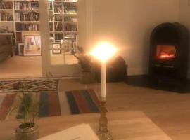 Smukt, sjælfuldt og charmerende hus midt i Odense., hotel em Odense