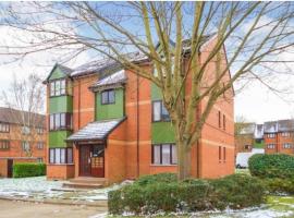 Top floor studio apartment, hotel in Enfield Lock