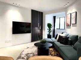 Eastern Hub - Jing'an Temple Branch Stylish 3-Bedroom in Bustling Area, Surrounded by Trendy Bistro and Bar Street, Only 100m from Subway