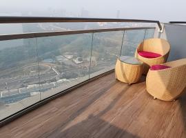Spacious Luxury Stay at 22nd Floor-Noida, ξενοδοχείο σε Noida