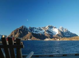 Rorbuleilighet i toppetasjen i Henningsvær, hotel in Henningsvær