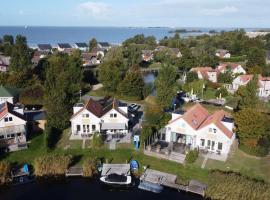 familienfreundliches Ferienhaus mit Ruderboot, Sauna und Kamin sowie E-Ladestation, villa in Makkum