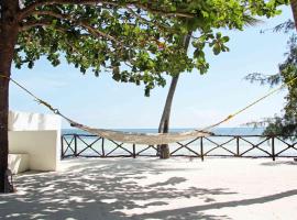 MANOLO Beach Resort, hôtel avec piscine à Uroa