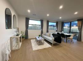 Luxury Brand New 4 Bedroom Family Retreat, mökki Christchurchissa