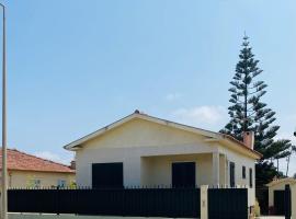 Beach Tree House, hostal o pensión en Cortegaça
