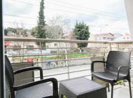 Flat with Balcony 5 min to Urla Art Street, hotel ieftin din Izmir