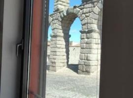 Casa bajo el acueducto con plaza de garaje, prázdninový dům v destinaci Segovia